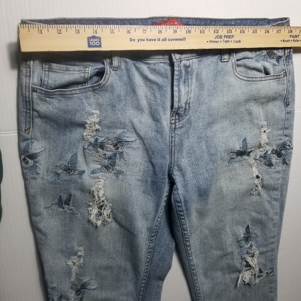 SAKS FIFTH AVENUE WOMEN'S RELAXED CROP DISTRESSED HUMMINGBIRD JEANS SIZE 31 - Picture 8 of 16